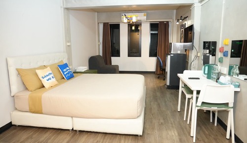 Superior Studio, 1 King Bed, City View