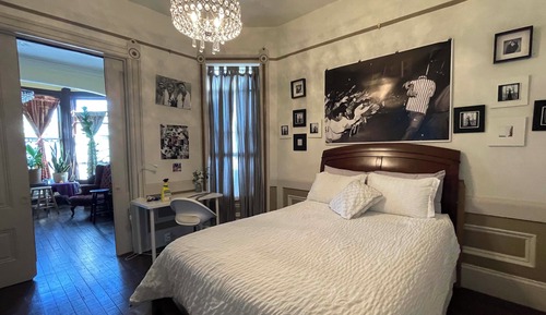 Gallery Room - Private Bathroom