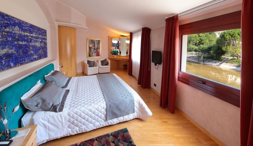 Suite, 1 King Bed, River View