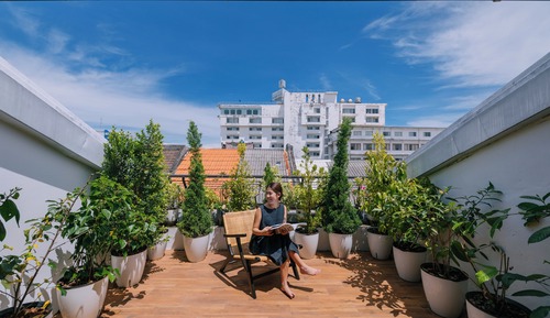 Studio, Balcony