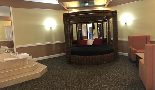 Round Suite (Fireplace and Jetted Tub)