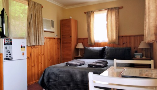 Pet Friendly Queen Bed Cottage with Country View