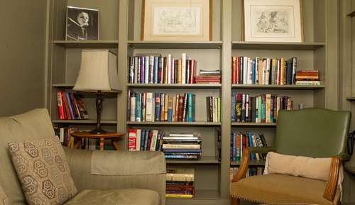 Queen Library Suite - walk up