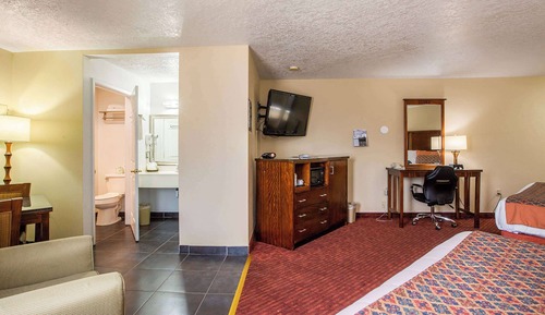 Suite, Bathtub Grab Bars, Non Smoking (1 King & 1 Queen Bed, Mobility Access)