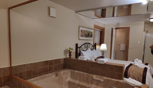 Standard Room, 1 Queen Bed (Spa Bath)