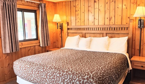 Comfort Room, 1 King Bed, Kitchenette, Mountain View