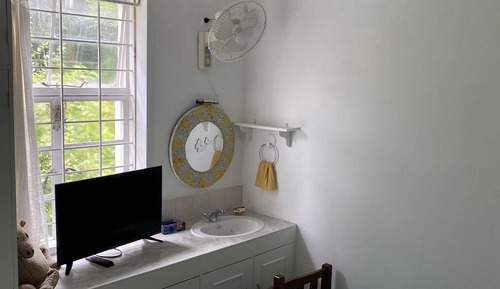 Sun and Sea Room / shared Dolphin bathroom
