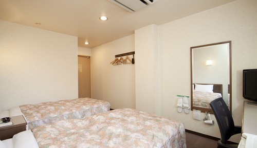 Twin Room, Smoking