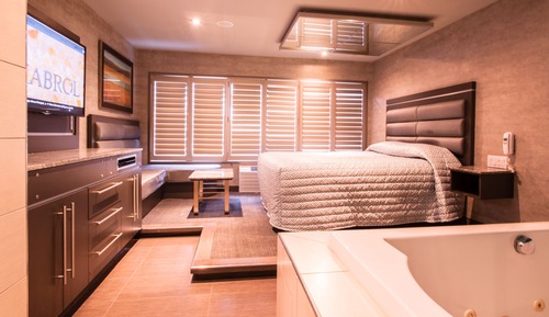Junior Room, 1 Queen Bed