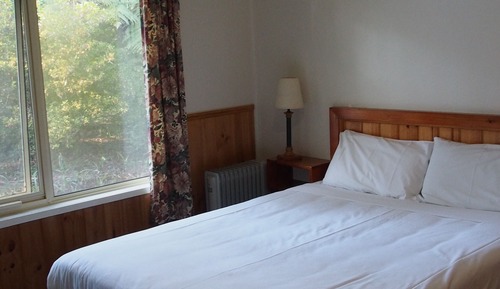 Retreat Cottage 4 Bedroom (2x Queens and 6x Single Bunk Beds) 