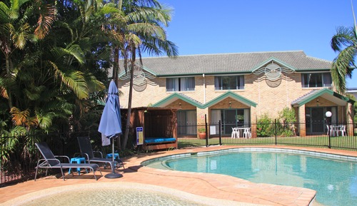 Townhouse Two Bedrooms - One Queen & Two Single Beds