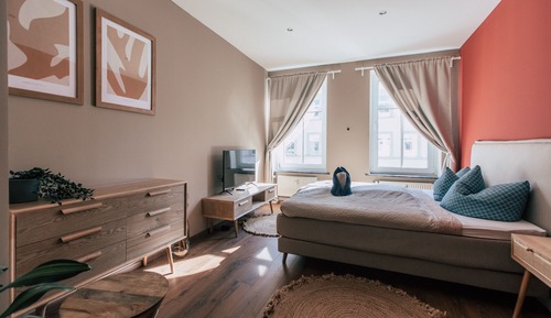 *Midtown* 2-Room Apartment with Kitchen