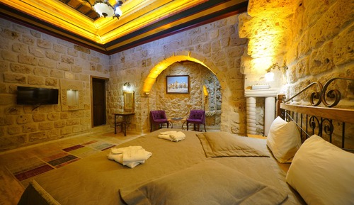Deluxe Stone Room