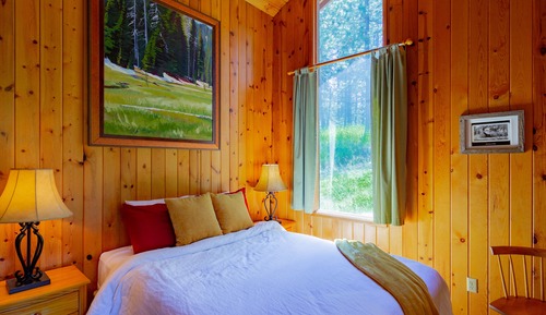 Studio Creekside Cabin