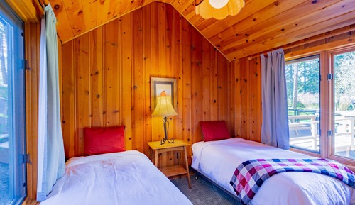 Creekside Cabin--3 Bedroom