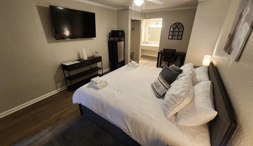 Downstairs Deluxe King Room