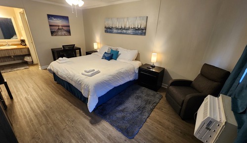 Upstairs Deluxe King Room