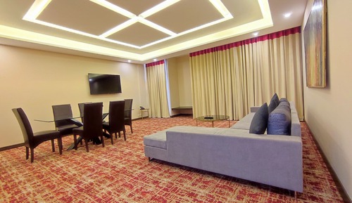 Suite (Ambassador Suite, Pine View)