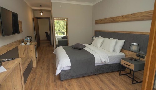 Senior Suite, Lake View