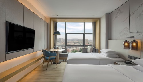 Deluxe Room, 1 King Bed, City View