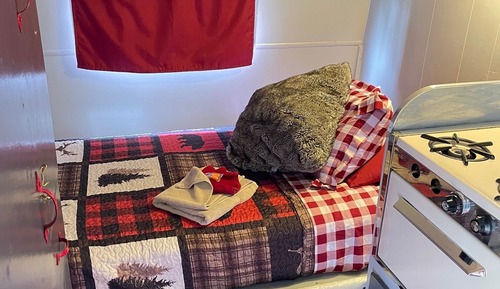 2 single Bed Vintage Camper, Lumberjack Shack, shared bathroom, Inn location