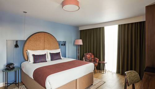 Premium Room, 1 King Bed, Accessible Bathtub