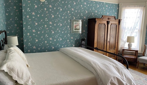 Heather - Deluxe King Room w/ Private Bath