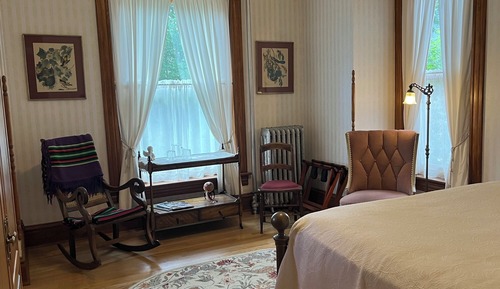 Schutt - Deluxe Queen Room w/ Private Bath