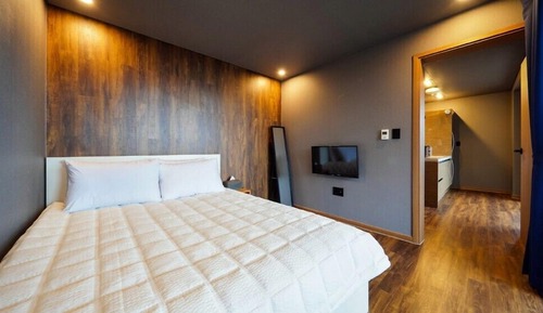Room (102)