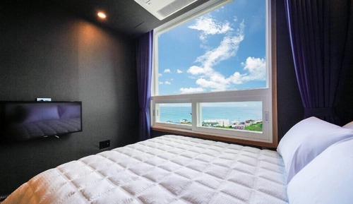 Room (103)