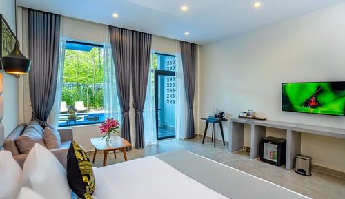Deluxe King with Pool Access