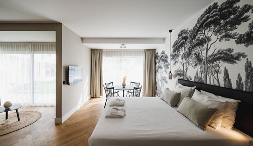 Superior Suite (with bath)
