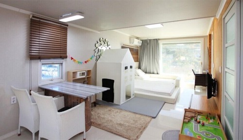 Room (ivy)