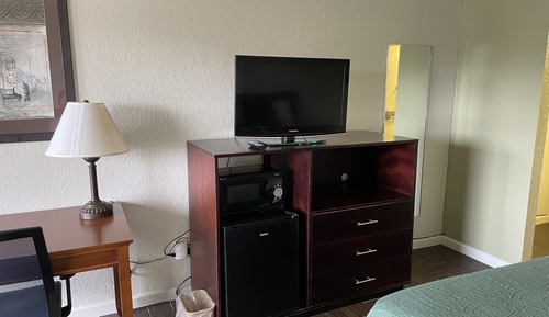 Newly remodeled rooms, 2 Queen Beds, Non-smoking, Not Pet Friendly