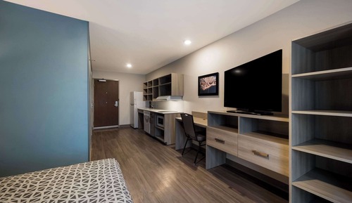 Queen Suite w/ Dishwasher (Dishes/Cookware Included) Accessible Roll-in Shower