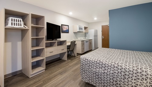 Queen Suite with Sofa and Dishwasher (Dishes/Cookware Included)