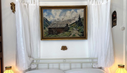 Deluxe Room, 1 Queen Bed, Non Smoking, Shared Bathroom
