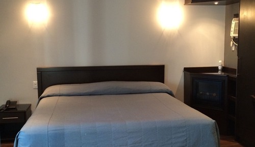 Deluxe Room, 1 Queen Bed, Smoking, Hot Tub