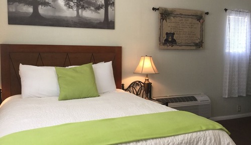 Deluxe Room, 1 Queen Bed, Kitchenette, Mountain View
