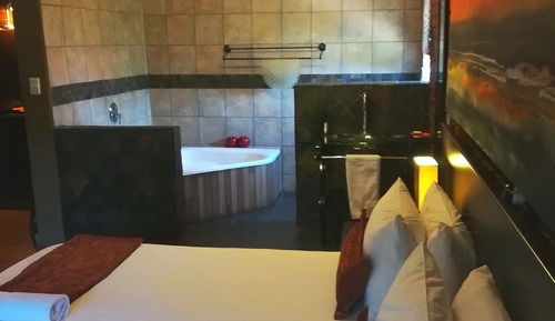 Luxury suite 1st Floor open plan bath.