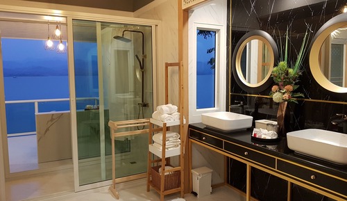 Jacuzzi Villa with King Bed