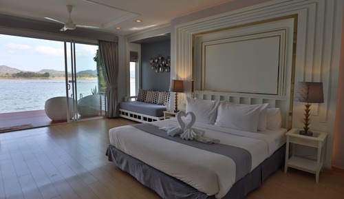 Island Jacuzzi Suite