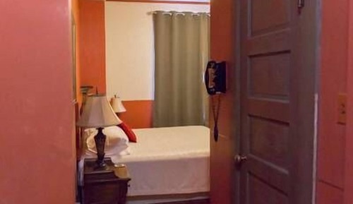 King/Queen Suite with Clawfoot Bathtub