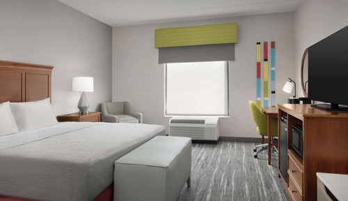 1 King Bed, Micro/Fridge, Mobility/Hearing Accessible w/Tub, Non Smoking