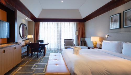KING DELUXE ROOM WITH LOUNGE ACCESS