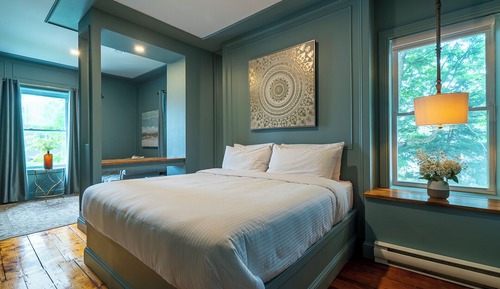 Comfort Room, 1 Queen Bed (7)