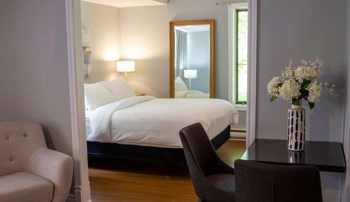 Comfort Room, 1 Queen Bed (2)