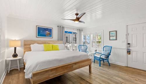 Deluxe Studio, 1 King Bed (Sunset)