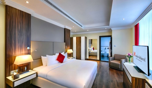 Deluxe Suite with Vista 27 Lounge Access