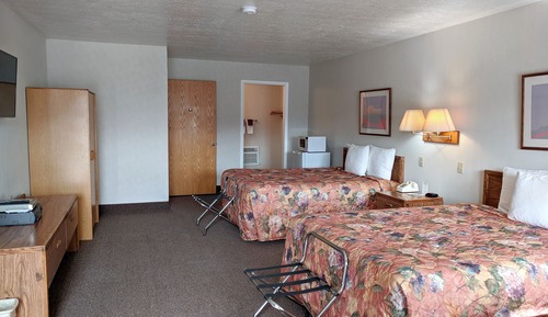 Single Room, 2 Queen Beds, Accessible, Pet-friendly